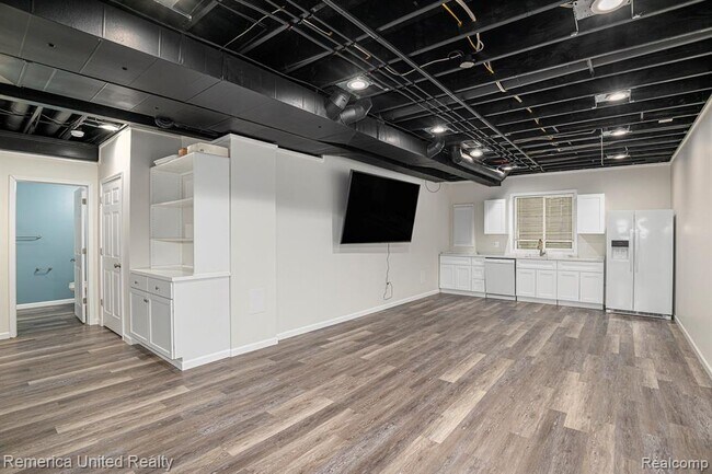 Building Photo - 59696 Twin Pines Dr