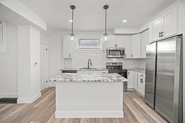 Building Photo - 852 Oakwood Ave