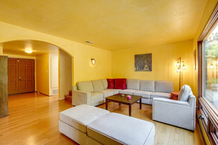 Building Photo - 714 Crestview Dr