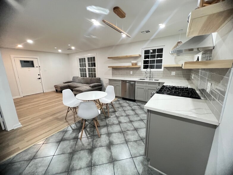 Adjustable lighting with remote control - 7900 Richard St