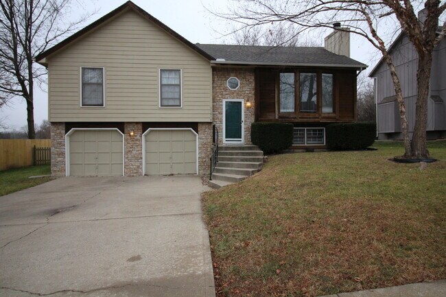 Primary Photo - Huge 3 Bed 2.5 Bath home Overland Park