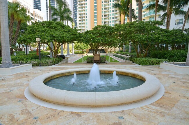 Building Photo - 347 N New River Dr E