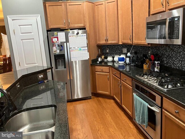 Building Photo - 913 Pleasant Dr