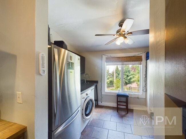 Building Photo - Spacious 5 Bedroom, 2.5 Bath Near The Avenues!