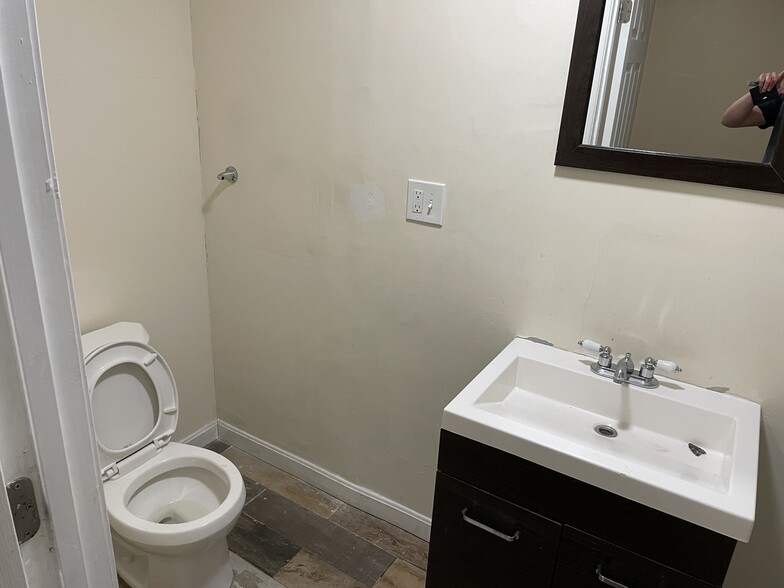 Building Photo - 227 Roxbury St