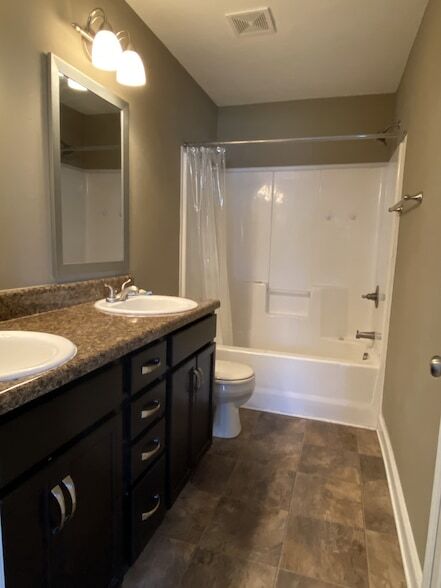 Building Photo - 548 Magnolia Dr