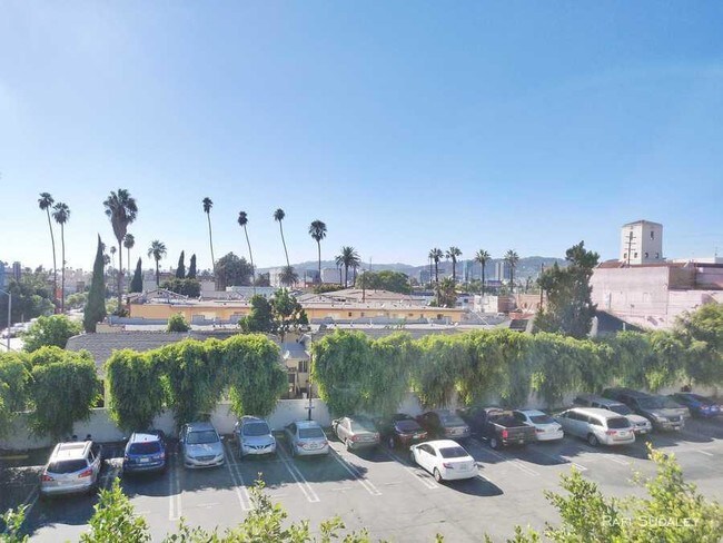 Building Photo - bedroom in Los Angeles CA 90038