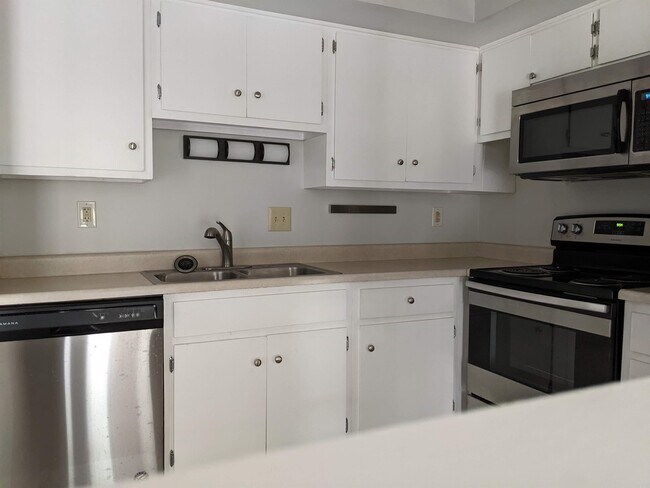 Building Photo - 734 W Kilgore Rd