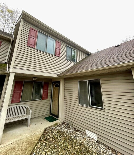 Building Photo - 2105 Dogwood Ln