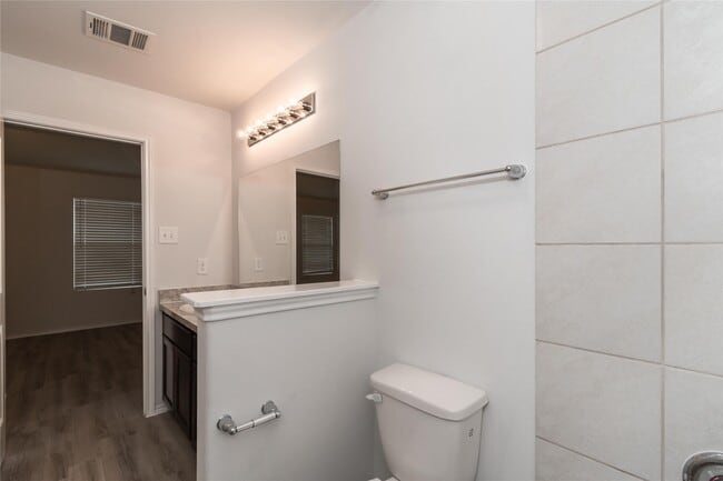 Building Photo - 17466 Linthorne St