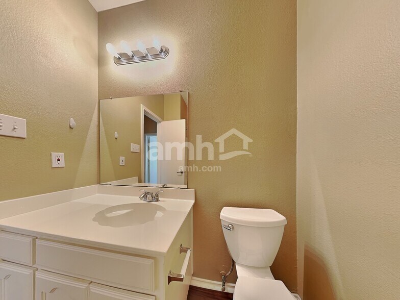 Building Photo - 9904 Henna Ln