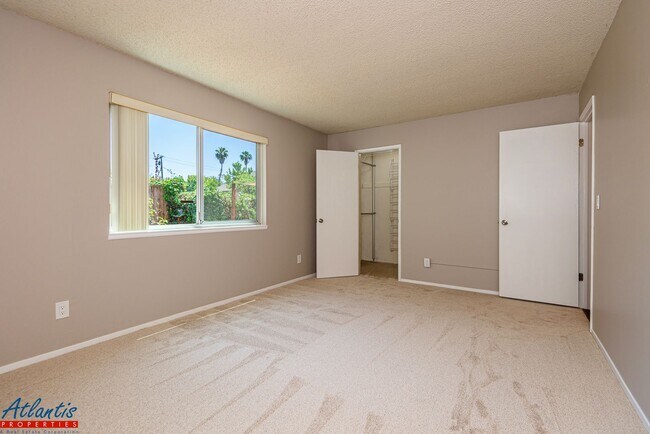 Building Photo - Lovely Condo | Private Yard | Prime Location