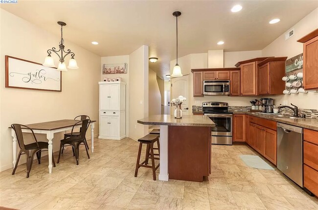 Building Photo - 2736 S Dennis Pl