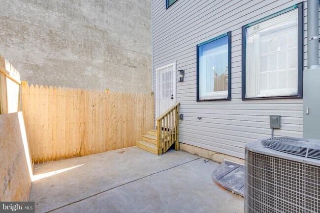 Building Photo - 1221 W Lehigh Ave