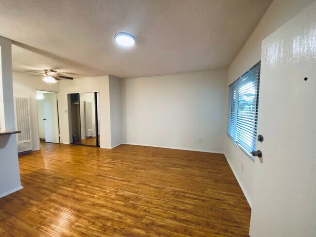 Interior Photo - 14220 Burbank Blvd