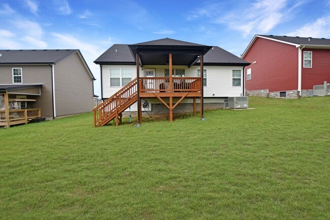 Building Photo - Pet Friendly Three Bedroom!