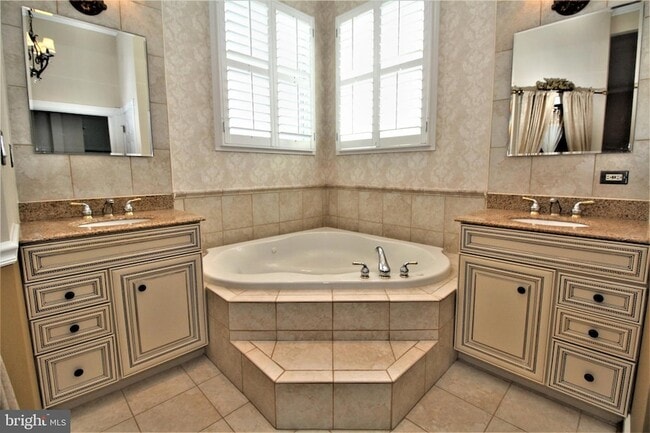 Building Photo - 5905 Lone Oak Dr
