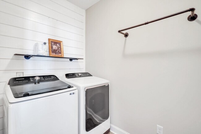 Building Photo - 725 Waterlily Ct