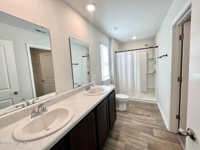Building Photo - 421 High Ridge Ct