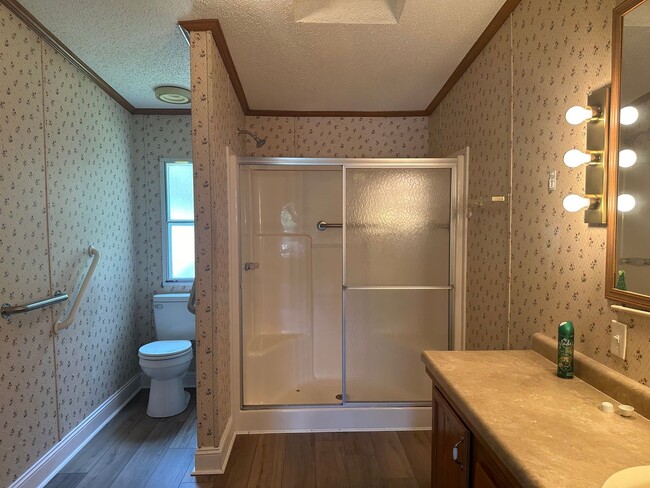 Building Photo - 4 bedroom 2 bathroom spacious home!