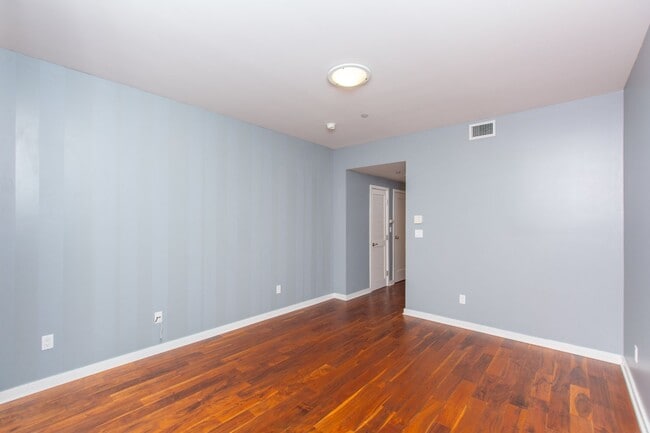 Building Photo - 5440 La Jolla Blvd