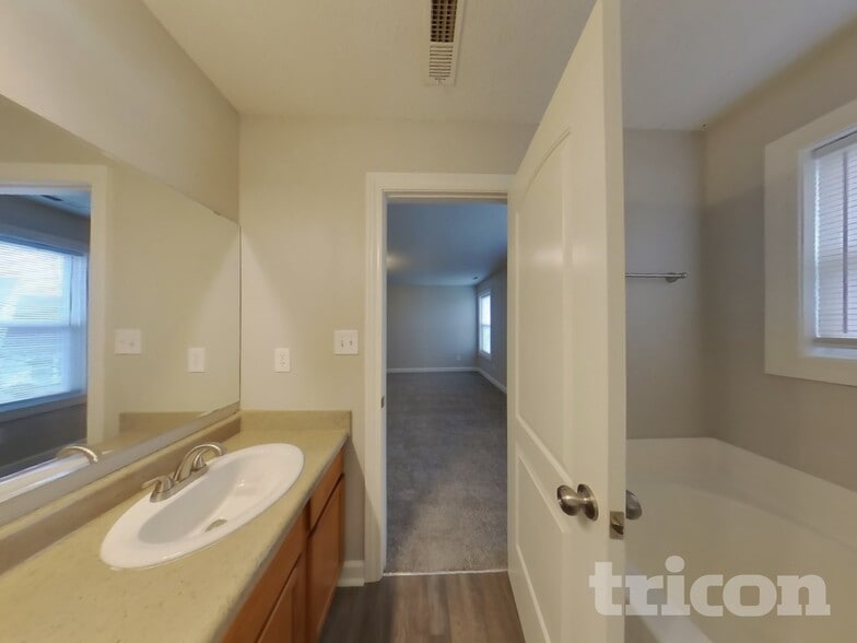 Building Photo - 1044 Hazelwood Dr