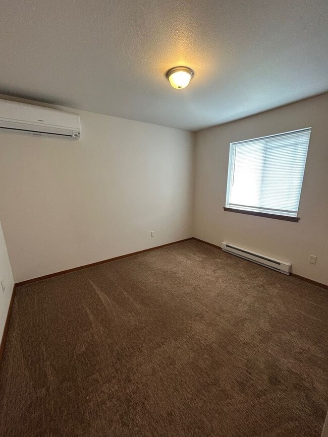 Building Photo - Spacious 3 Bedroom 2.5 Bath Duplex in Post Falls