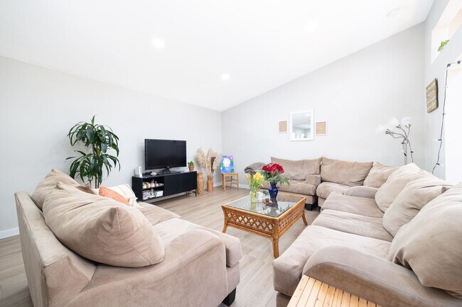 Building Photo - Fully Renovated 5 Bedroom Home Near SDSU - All Utilities Included!