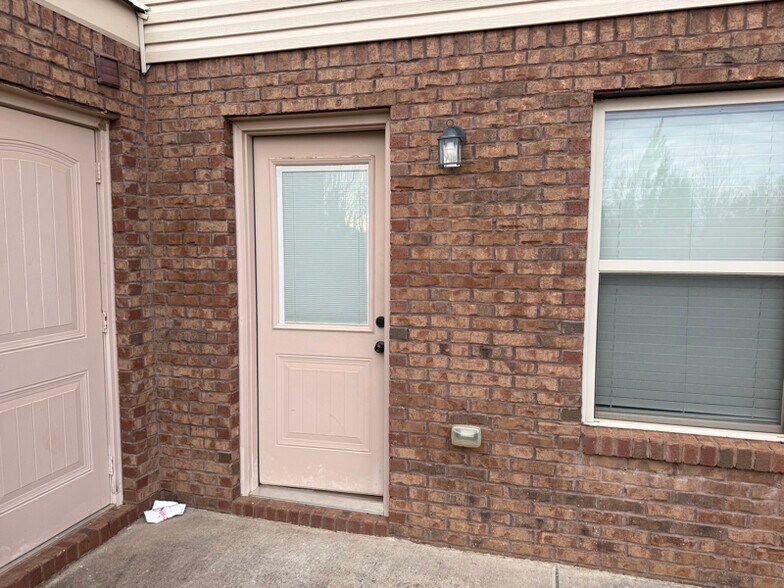 Building Photo - 1800 Beckett Dr