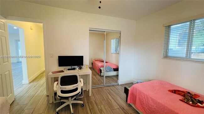 Building Photo - 911 N 14th Ave