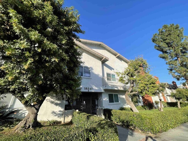Building Photo - COMPLETELY UPDATED ONE BEDROOM APARTMENT IN TARZANA!