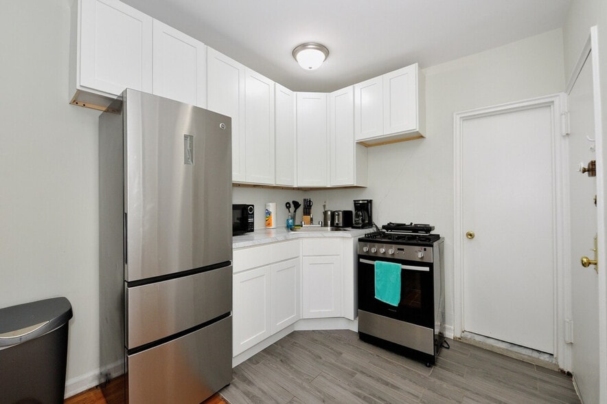 Building Photo - 442 E 78th St