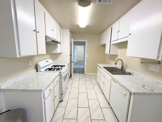 Building Photo - 8186-8188 Zinnia Place