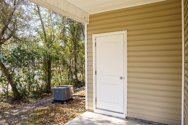 Building Photo - Three Bedroom Townhome