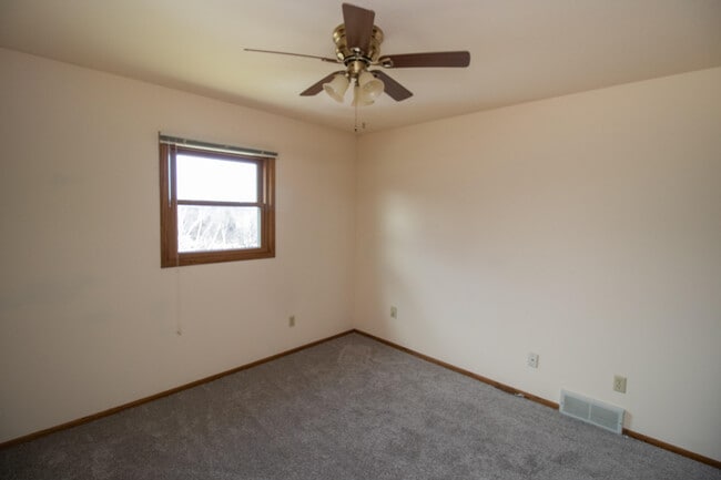 Building Photo - 1055 S Imperial Dr