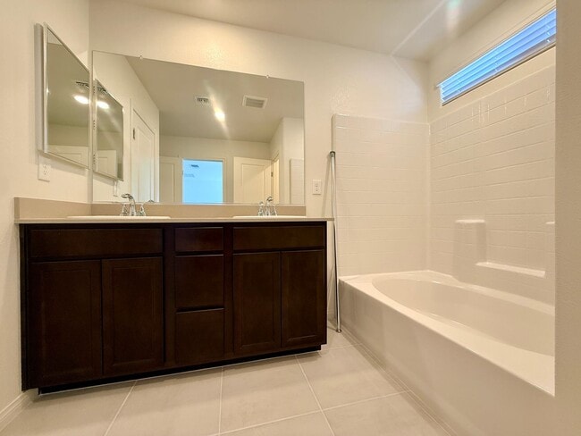 Building Photo - Modern 3BR Home - Prime Location