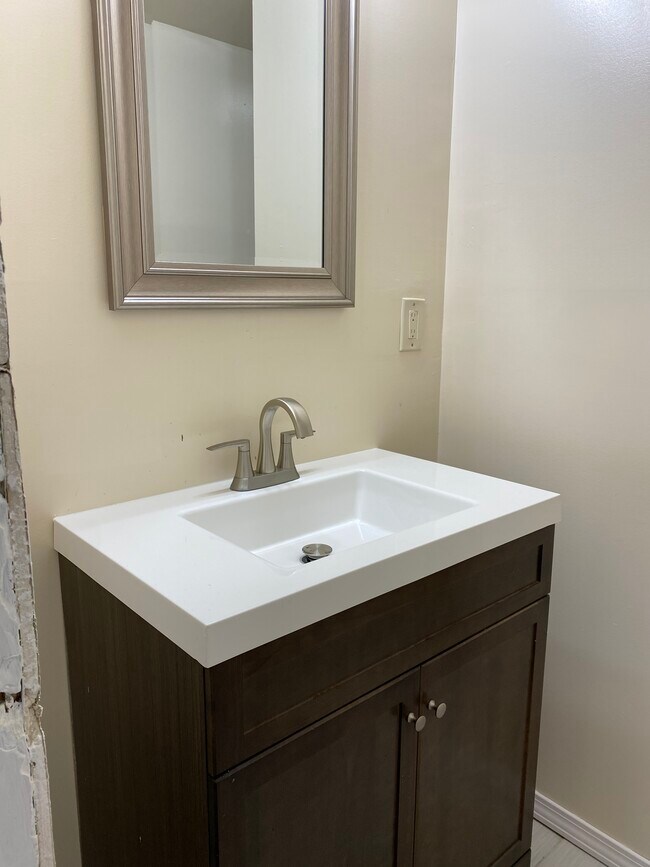 Building Photo - 127 Selye Terrace