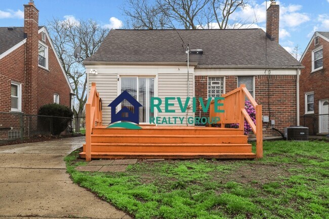 Building Photo - 9725 Fox Ave