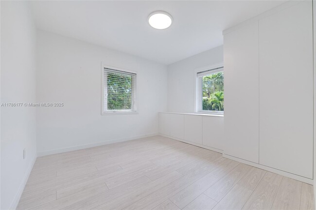 Building Photo - 1524 Zoreta Ave