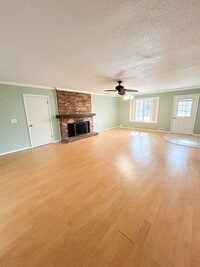 Building Photo - Charming 2 Bedroom Home in Southport with Screened Porch & Large Fenced Backyard