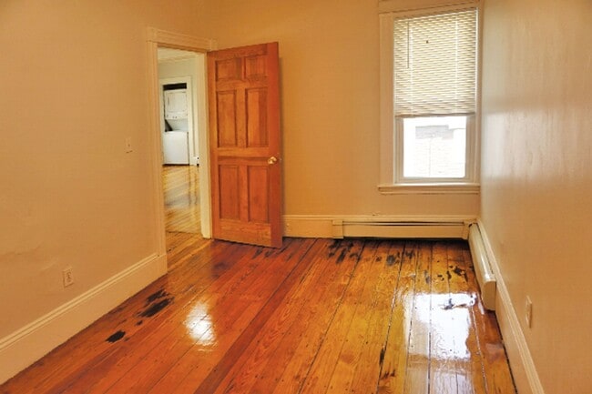 Building Photo - 9/1 Spacious, sunny 3BR/2BA, w/d in unit