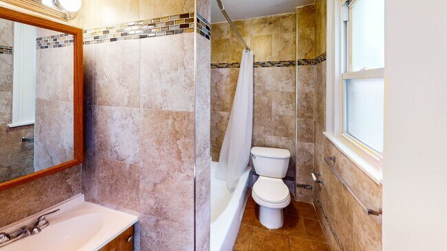 Building Photo - Charming 2 Bedroom 1 Bathroom apartment!