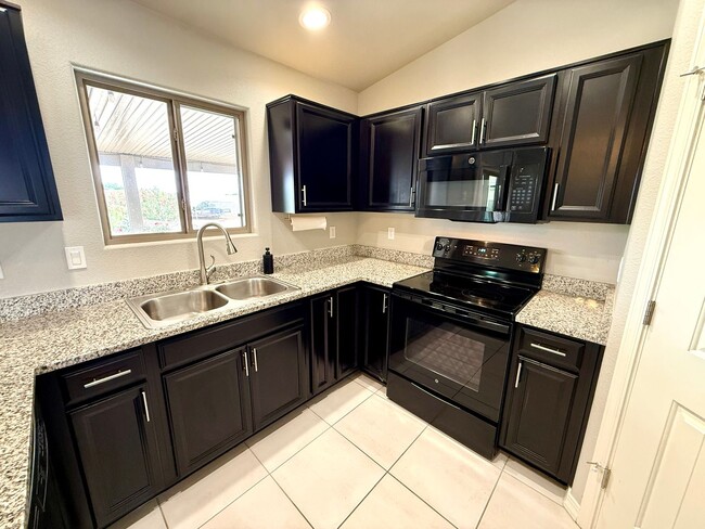 Building Photo - Stylish 3BR Home in Cerbat Vistas | Split Floor Plan, Covered Patio & 2-Car Garage!
