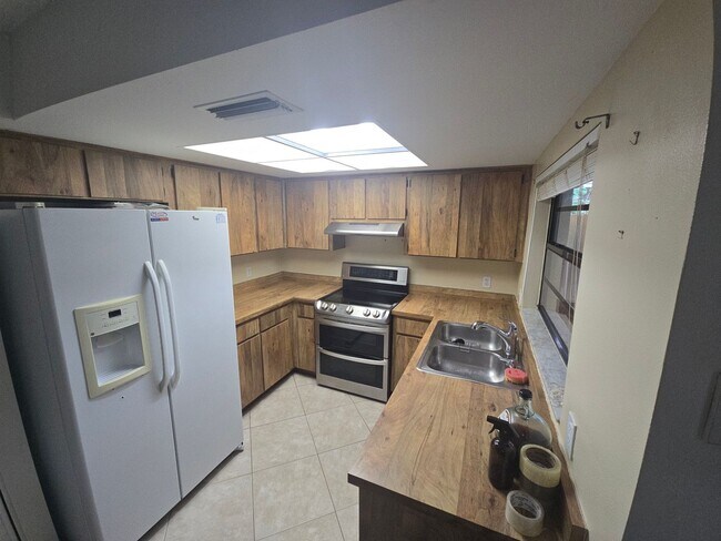 Building Photo - Solar Energy 3/2 Home in Riverview, FL.