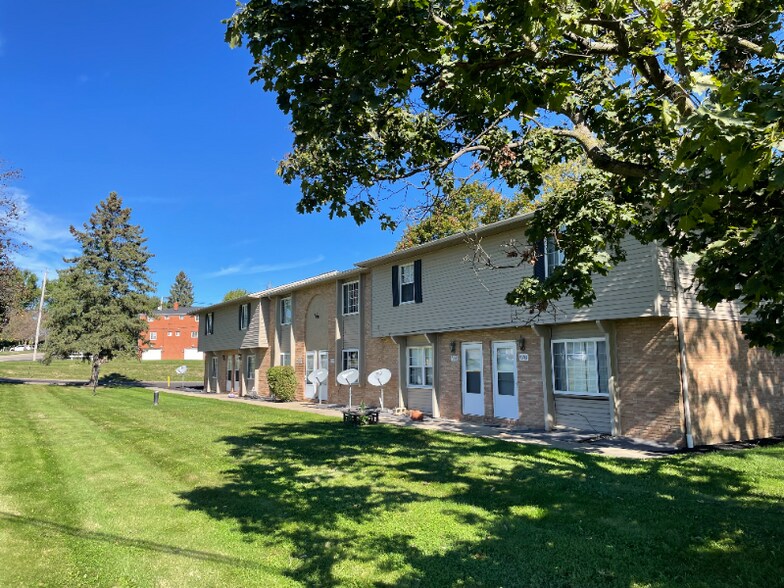 Primary Photo - 4640 Applegrove St NW