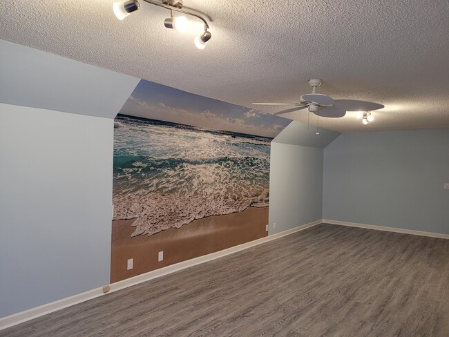 Building Photo - 850 Torrey Pines Dr