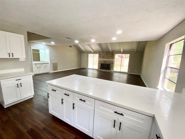 Building Photo - 2819 Colony Dr