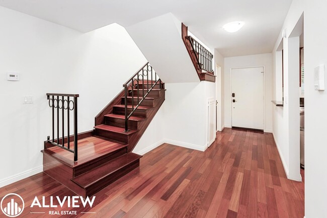 Building Photo - Beautifully Upgraded 2-Bed, 3-Bath Townhouse in Prime Westwood LA Area