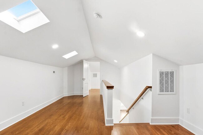 Building Photo - 601 E Delmar St