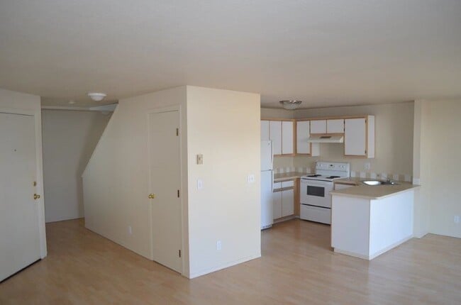 Building Photo - Stylish Modern 3 Bed, 2.5 Bath Townhouse i...